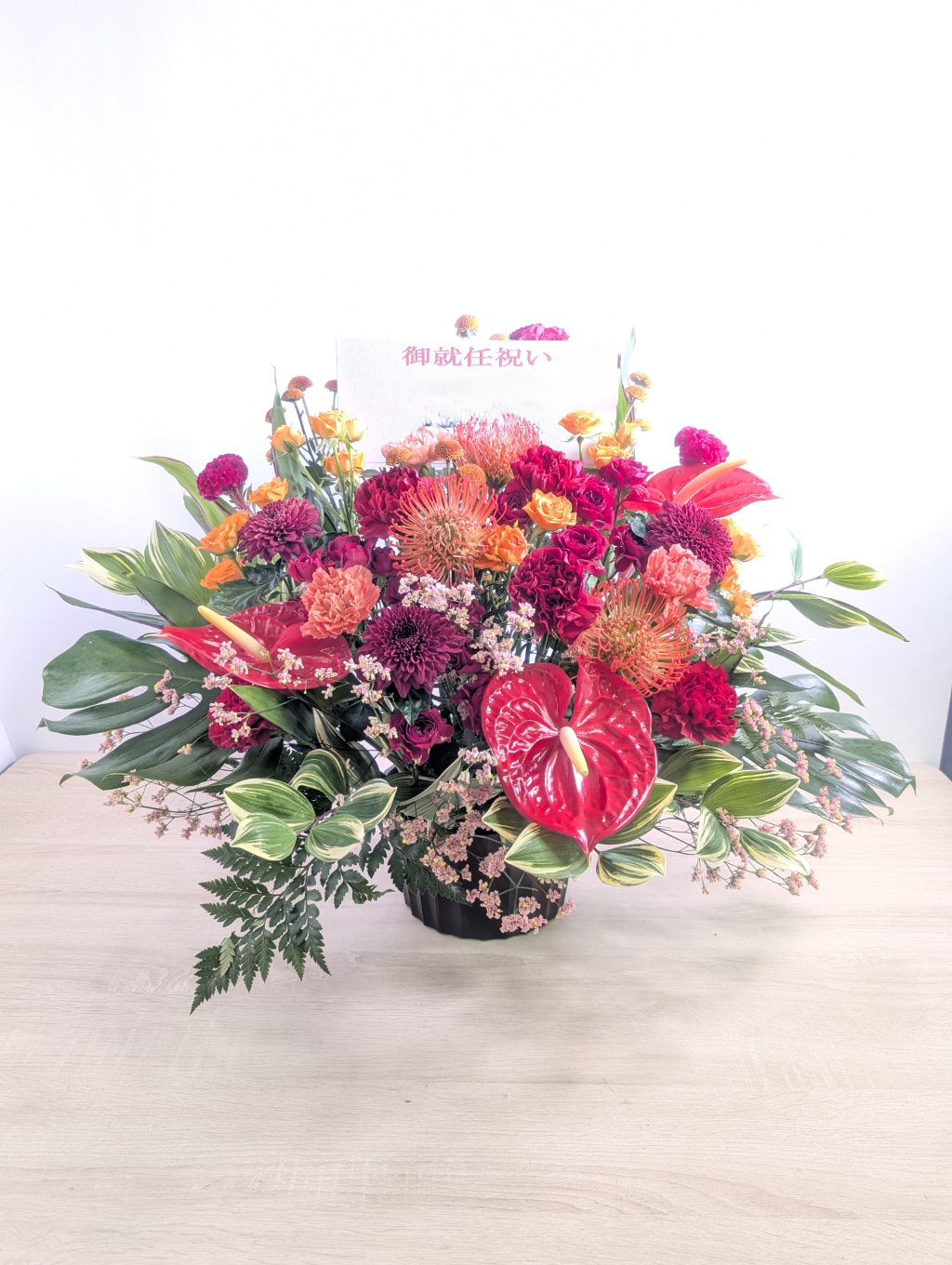 【花ギフト紹介】就任祝いの花◎胡蝶蘭より目立つ華やかアレンジ