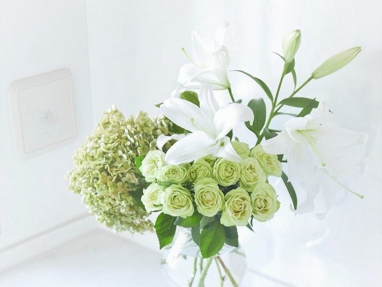 リンドウ、ユリ、淡いピンクの花
少し色味を加えてもOK