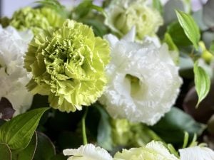 【保存版】お供え花の基本マナー｜宗教・時期・タブーもわかる安心ガイド