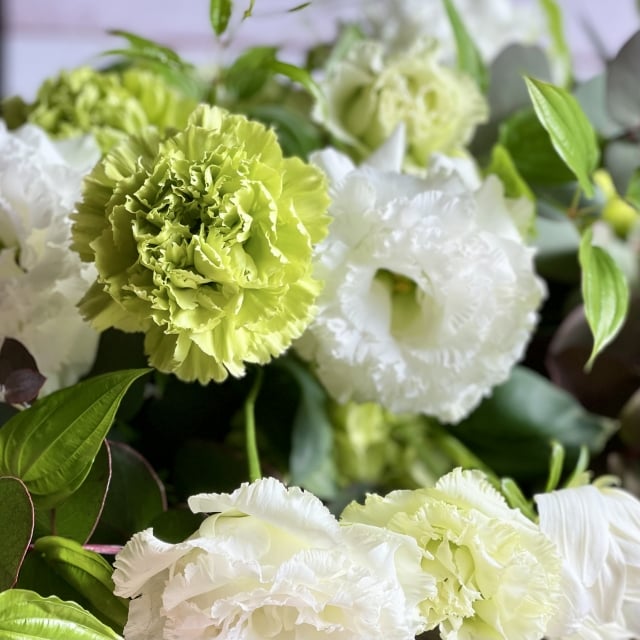 カラー、トルコキキョウなど清らかで落ち着いた花