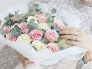 花束贈りのすべて。歴史、シーン別の選び方、相場、メッセージのコツまで解説します