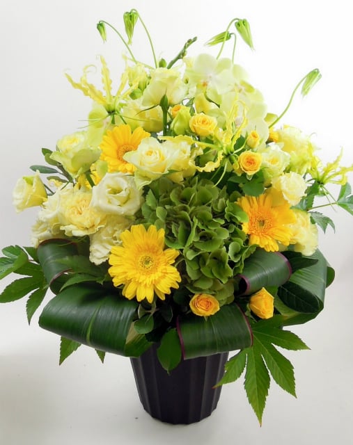 傘寿（80歳）祝いの花 黄色のアレンジメント