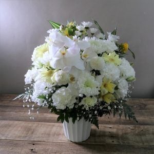 故人がお好きであった黄色の花も添えていただきました。