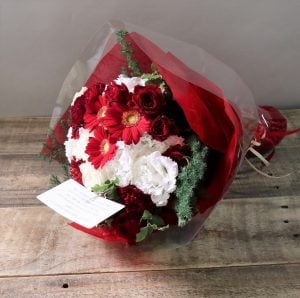 紅白でおめでたいお花を見つけたので父の還暦祝いにと思い注文しました。