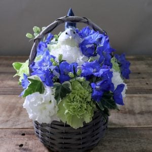 故人に良く似合うお花を見て奥様が笑顔になりました。