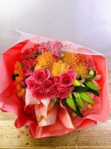オレンジとピンクの可愛らしい配色だけでなく、上品な花の種類をチョイスして頂き、とても華やかで少し落ち着いた大人な雰囲気でした。