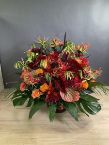芸術家らしいちょっと毒を感じるくらい華やかに！とお願いしたら 個性的な祝花に仕上げて頂き「カッコイイ！」と先様にもとても好評でした。