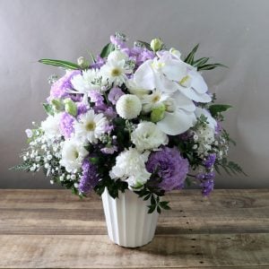 家族の一周忌ということで、暗くならずに華やかなお花を贈りたいと考えていました。