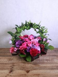 古希なので紫が基調でかつモダンで若々しい生花を希望していてこちらを一目見てとても気に入りました。