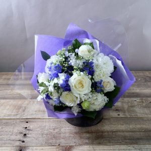 妻に送りましたが、きれい、癒される、いい匂いがする、結婚式を思い出す、ととてもブーケを気に入り、喜んでくれました。