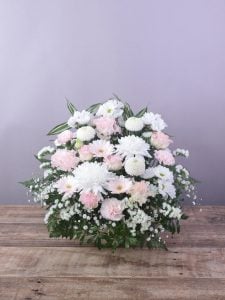 サイトに一周忌のお供えのお花について情報があってとても参考になったことや、お花の色味も豊富な種類から選べたことが、とても良かったです。