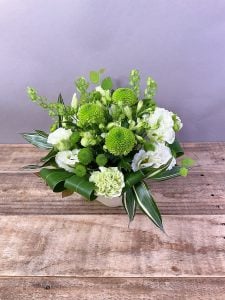 私が求めていたのは大きすぎず、さりげなく、色合いと花の種類にセンスを感じるお花でした。