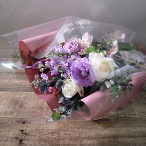 ご本人と共に、その場にいた同僚の者もお花の豪華さに大変喜んでおりました。