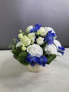 個展会場の雰囲気を損なうことなく、しかし華やかさが感じられる素敵なお花で、開催主の方にも喜んでいただくことができました。