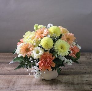 毎年、知り合いの命日にお花をお願いしていて、今年は黄色、オレンジ系のアレンジにしてみました。