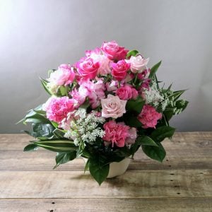 華やかながらも淡いお色味で、御祝いと応援を兼ねてお送りするにピッタリのステキなアレンジでした。