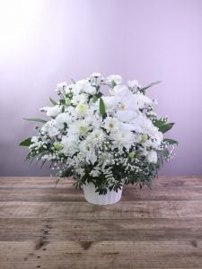 お花をとても大切にし、寄り添ったサービスをいただける素敵なお花屋さんでした。  そのため、お花のサブスクも母の月命日近くに合わせて、お供えコースではありませんが申し込みをしてみました。