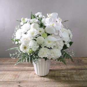 週末を挟んでしまったので遅れてしまうか心配でしたが、告別式前日に届いて良かったです。