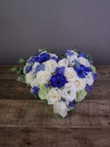 花嫁さんが持ってる写真を見て、とても大きくて素敵なお花で、素晴らしい花嫁さん姿で、見た私もかなり感動、贈って良かったと、心からお互い喜びでした。