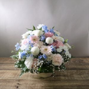 この優しい色のお花たちが、奥様の気持ちを癒してくれること願います。