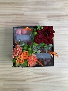 送られた箱の蓋を開けるとお花の甘い香りと共に洋菓子が見え隠れして何とも美しく可愛らしいアレンジで最高の贈り物！と感激の言葉を頂きました。　