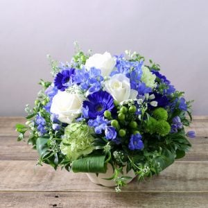 ネットで調べたら50歳のカラーは青色、とあったのと、私が青色が好きなので