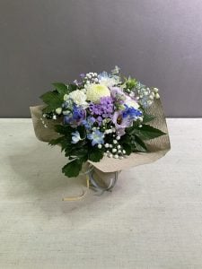 イメージどおりの配色で、受け取られた奥さまがホッとできるようなとても品のいい優しいお花でした。