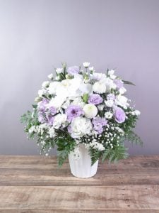 ご家族さまからも綺麗で立派なお花に家族で見惚れてしまいましたとのお言葉をいただき、悲しい贈り物でしたが、ご家族さまだけではなく贈った側も癒されました。