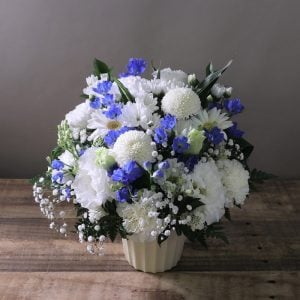 知人のお父様の5年目の命日とのことで、華やかすぎず上品な感じ仕上げていただきました。