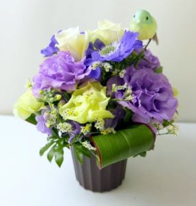 幸せを連想させてくれる、青い小鳥を付けたプレゼント