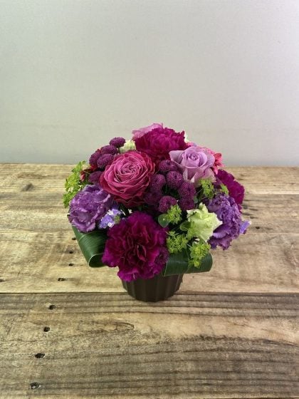 このような色味のお花アレンジメントはなかなか他サイトでは 見掛けないので、良かったと思っています。