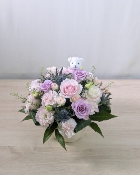 くまさんがかわいらしく、やさしい色合いのお花で、出産祝いにとても良かったです