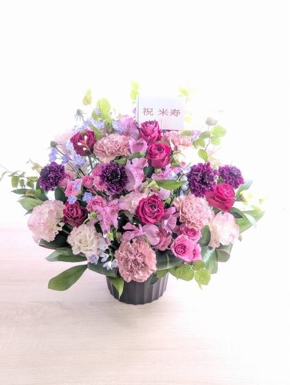 【母の米寿お祝いに】母の好きな、紫やピンクのお花を贈りたかったので、そのようにお願いしました。