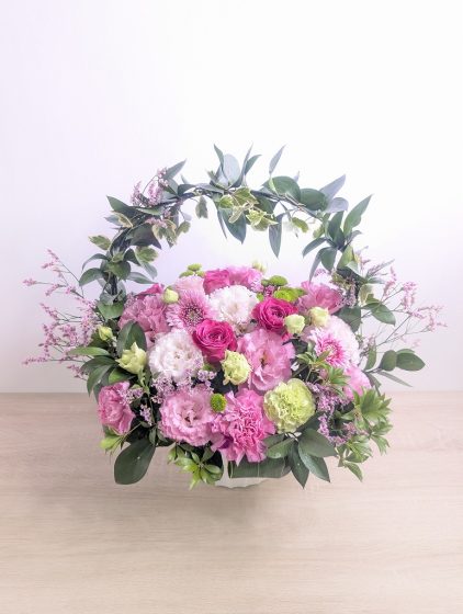 【ご出演祝いの花】アーチ型のアレンジメントは、私のお気に入りで、必ず喜んでいただけます。