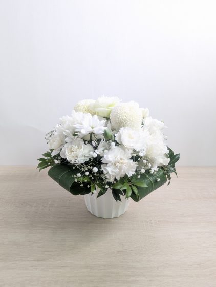【お供えのお花】どの角度から見ても趣があり、清々しさと気品に満ちあふれています。