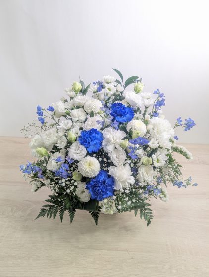 【新盆のお供えに】お好きだった海をイメージして青いお花数本入れていただきました。