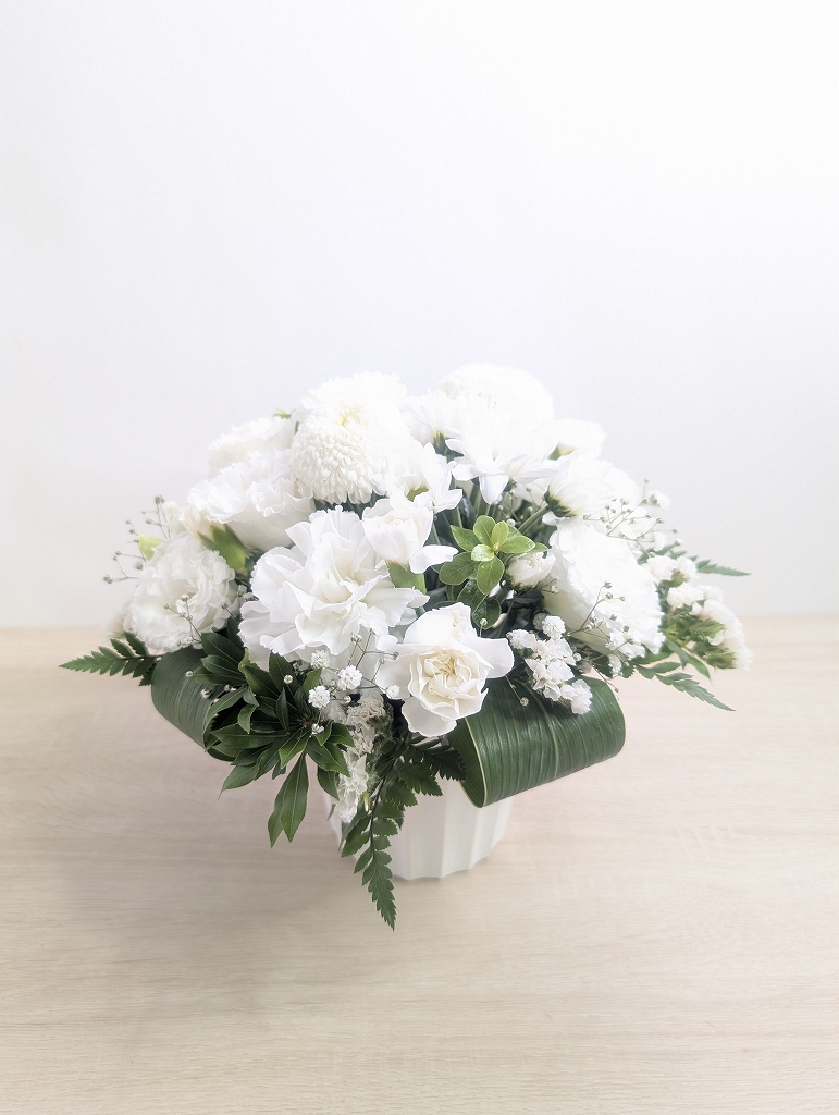 大切な友人の初月忌に。お花が大好きだった彼女が喜んでくれたと思います。