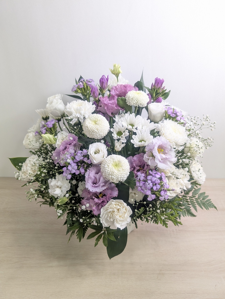 友人のお父様の初盆に。アレンジメントがとてもセンスが良いので2回目の利用です。