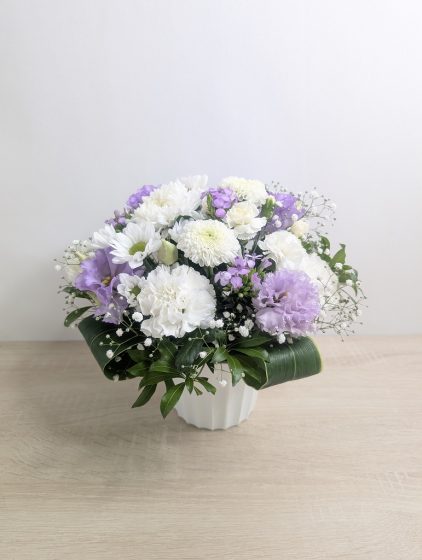 【新盆に贈る花】急な訃報にも迅速に対応していただけるので、かかせない花屋さんです。