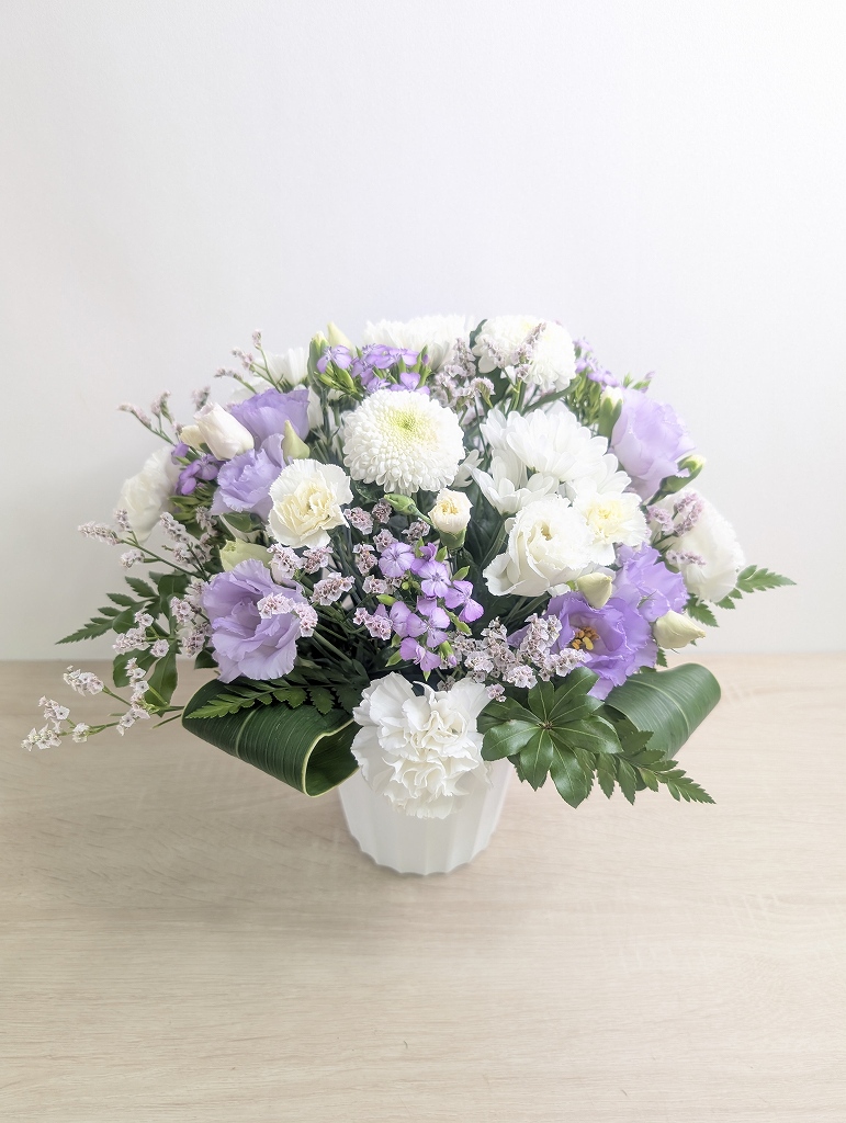 親類の新盆への献花に。猫に影響がない花を使用していただきました。