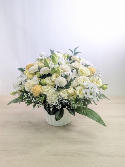 【ご逝去後まもない時期のお供え花】到着後に遺影のそばに飾られた写真を見て心が温かくなりました。