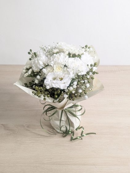 【お供えのお花】おしゃれなデザインでお花の種類も素敵でした。