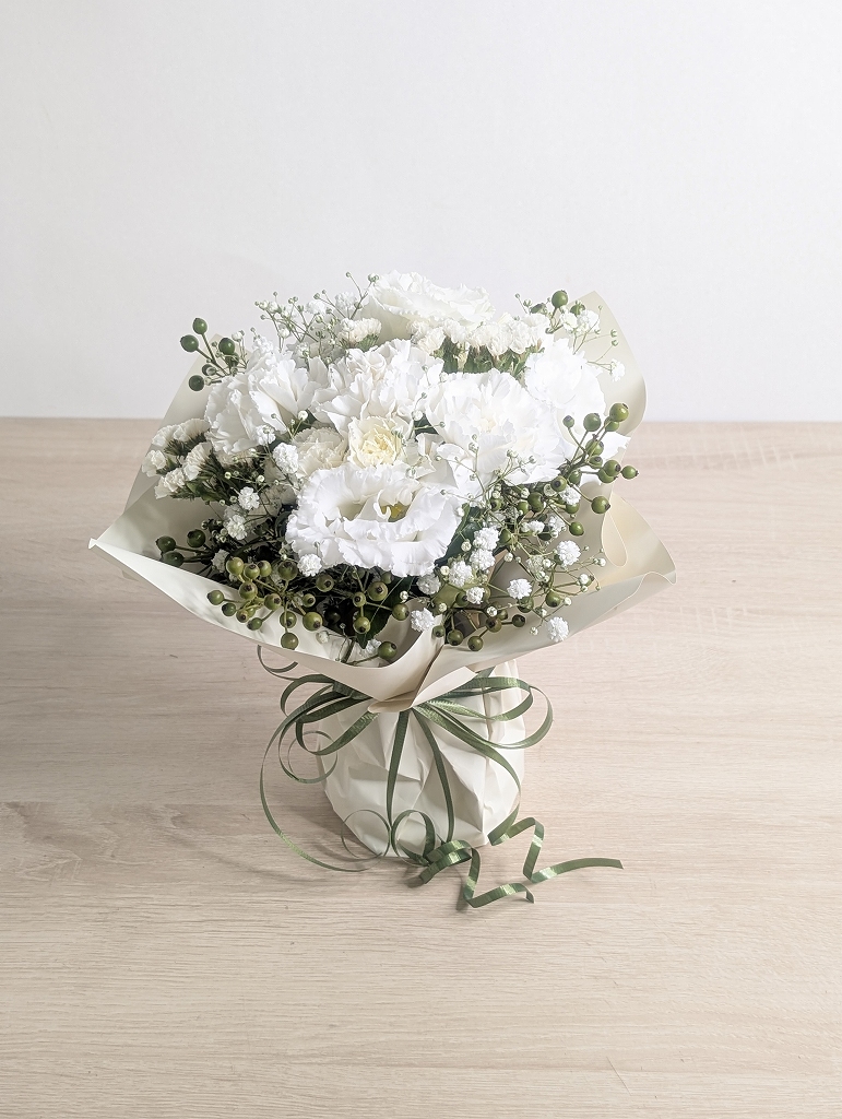 お供えのお花。おしゃれなデザインでお花の種類も素敵でした