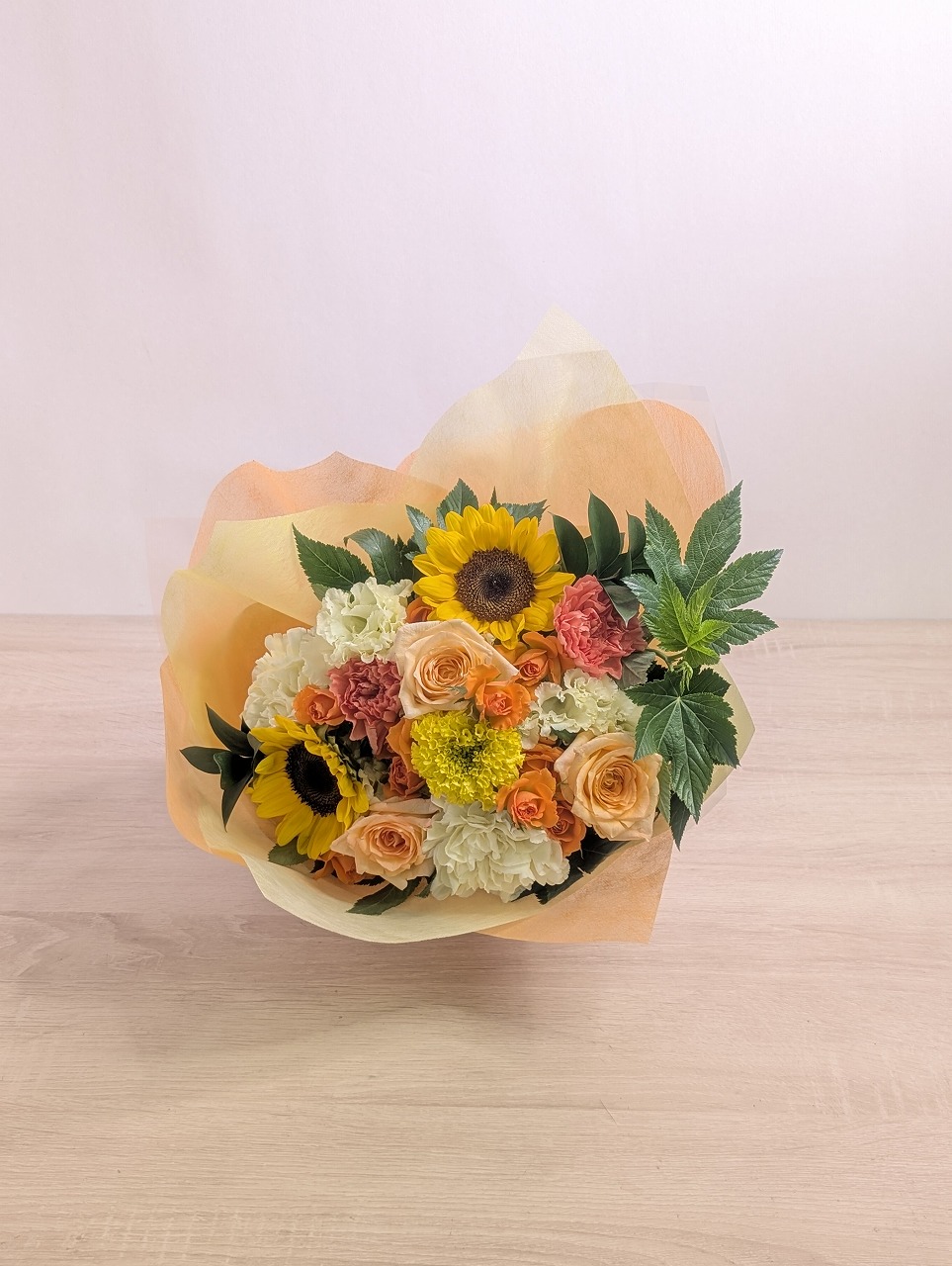 誕生日の花束。明るく豪華な花束で、予想以上の美しさでした。