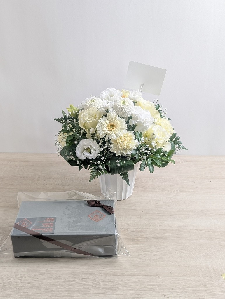 三回忌のお花。出来上がりの写真を送っていただけて安心できます。