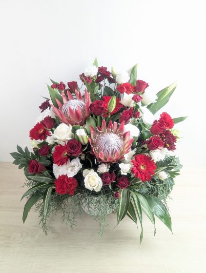 【お祝いのお花】ステージ上で飾られてるものの中で一番目立ってます。