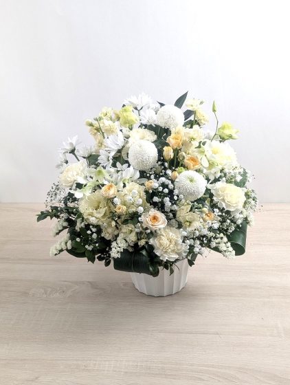 【会社の先輩の一周忌の花】温かい色合いの素敵なアレンジメントで想像以上の仕上がりでした。